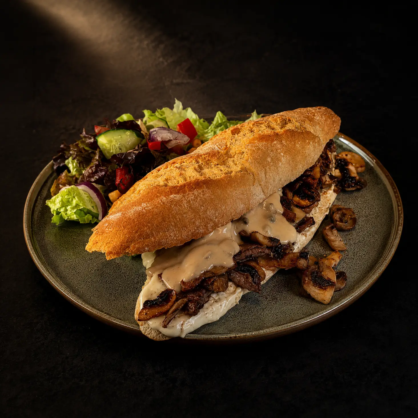 Warm broodje met biefstuk, gebakken champignons en romige saus bij Café de Heeren aan de Koemarkt in Purmerend