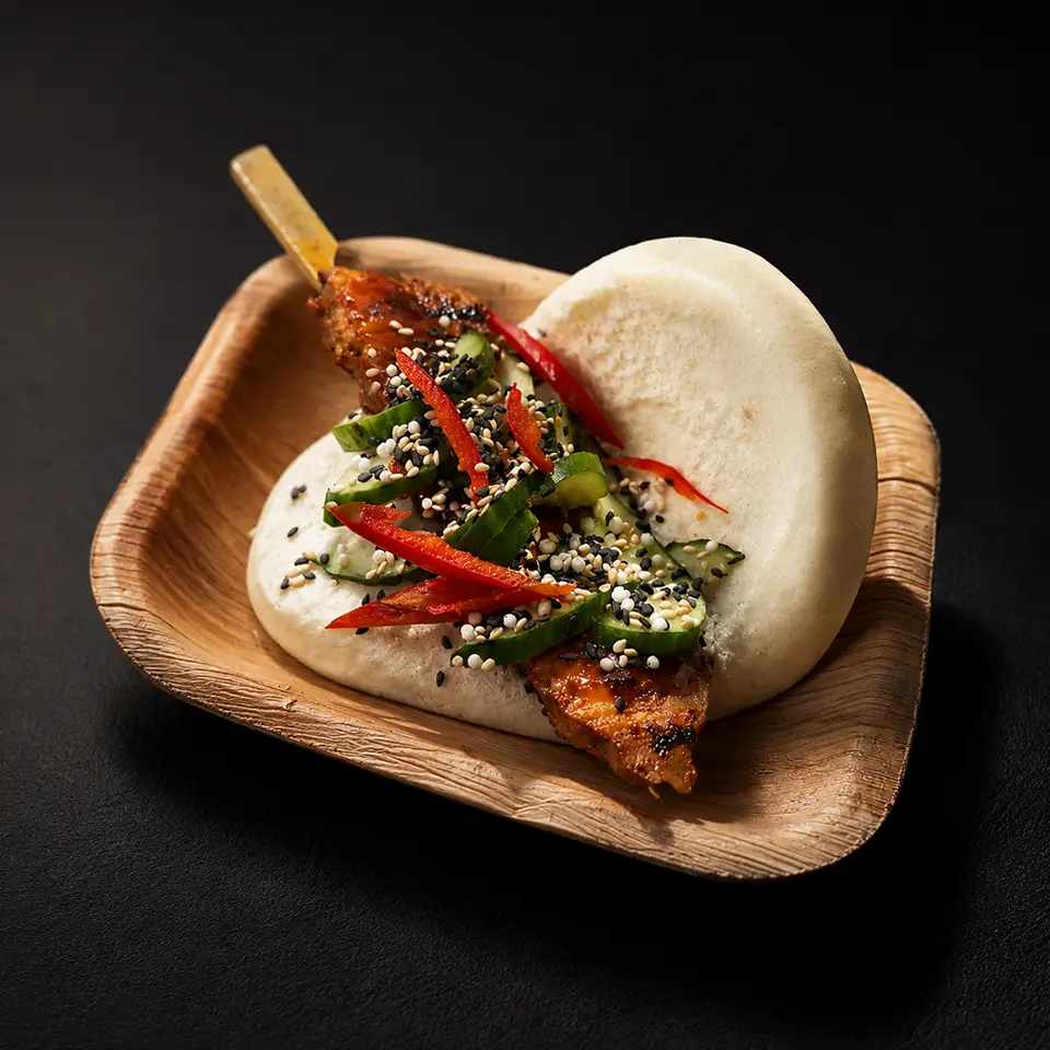 Luxe hapje met gegrilde kip in een bao bun tijdens een bruiloft bij Café de Heeren in Purmerend