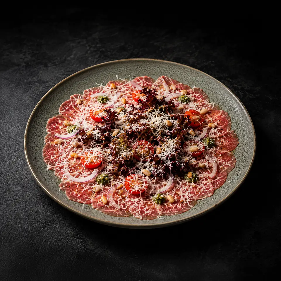 Rundercarpaccio met Beemster kaas en pesto bij Café de Heeren aan de Koemarkt in Purmerend