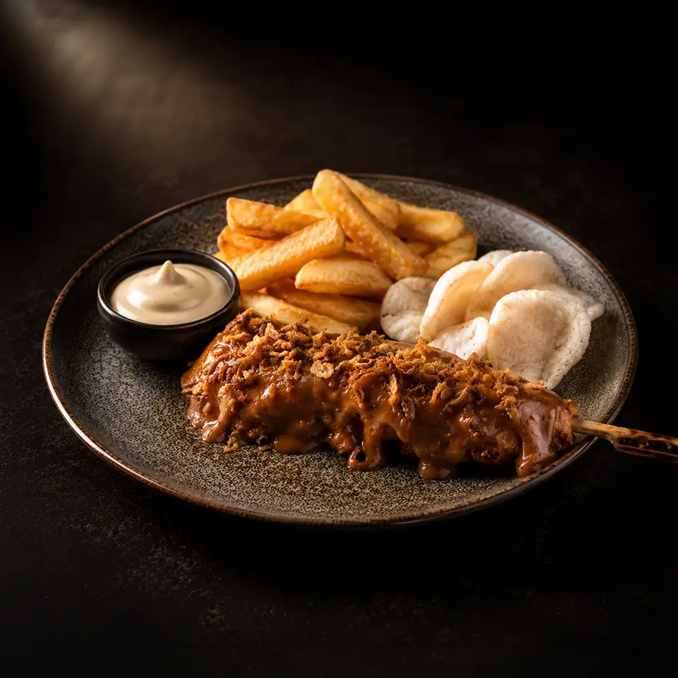 Kipsaté met satésaus en kroepoek bij Café de Heeren in Purmerend