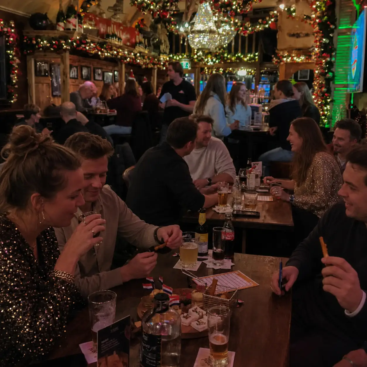 Teams spelen de pubquiz in een volle zaak bij Café de Heeren in Purmerend
