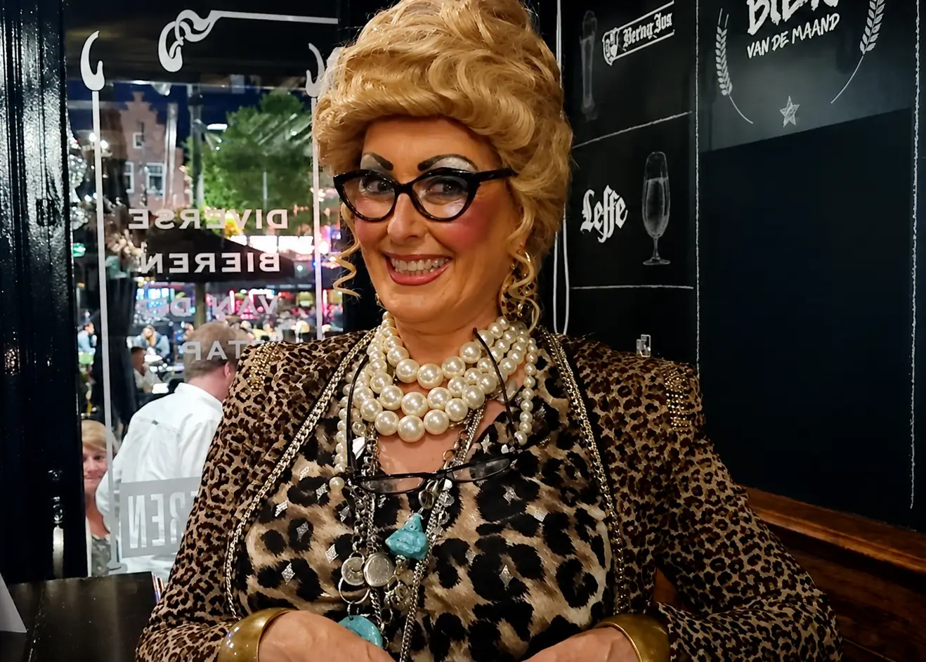 Beppie Bijsient zorgt voor entertainment tijdens een bedrijfsuitje bij Café de Heeren in Purmerend