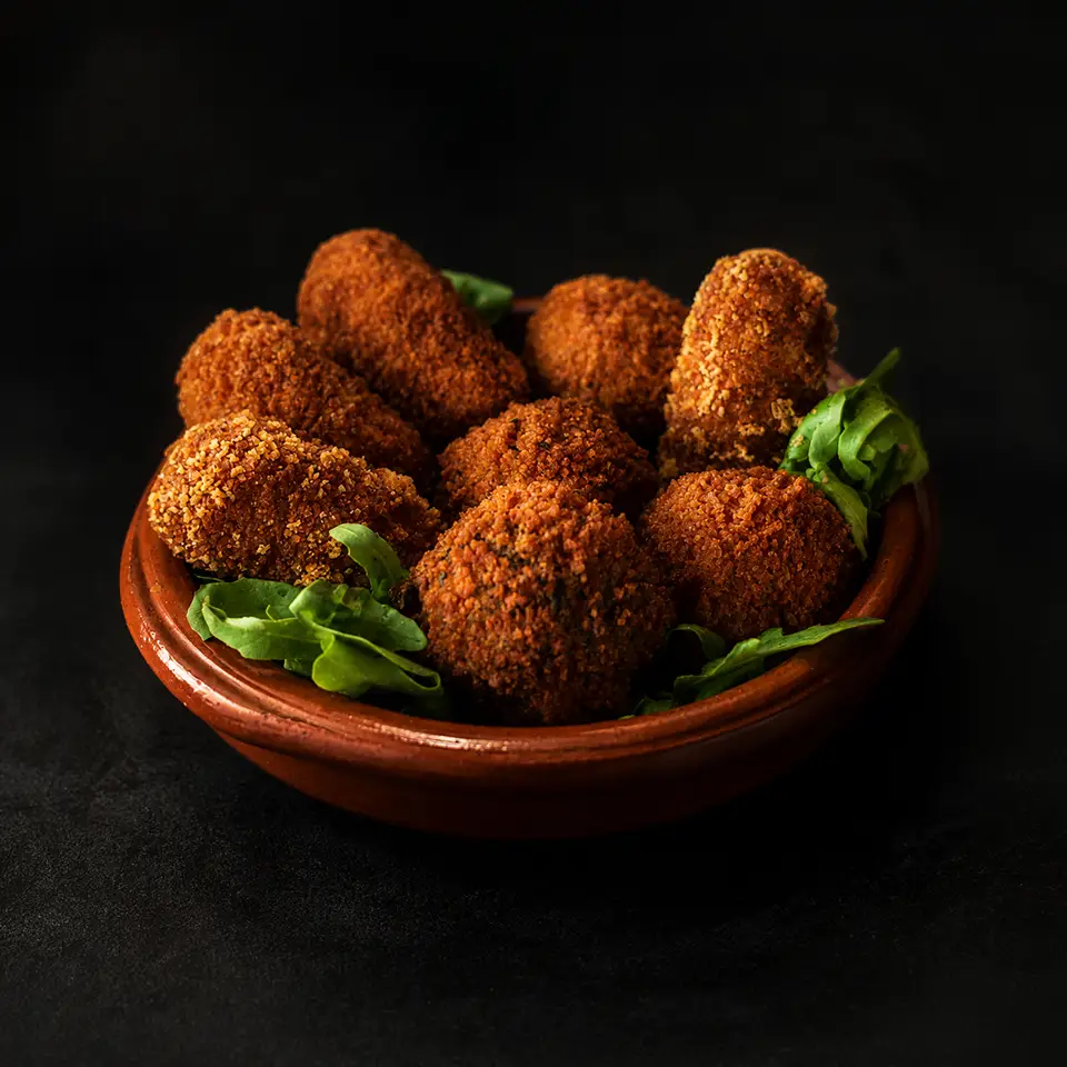 Schaaltje ambachtelijke bitterballen en kroketjes met rucola bij Café de Heeren in Purmerend
