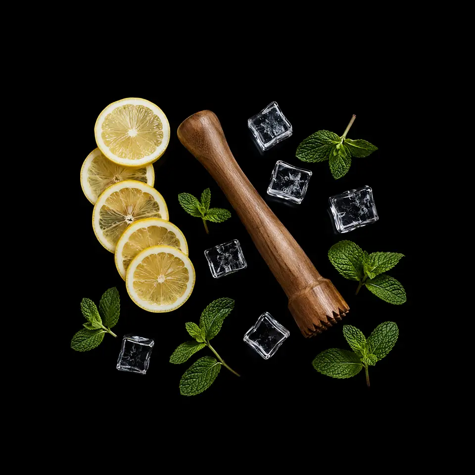 Verse munt, limoen, ijs en een stamper voor cocktails bij Café de Heeren