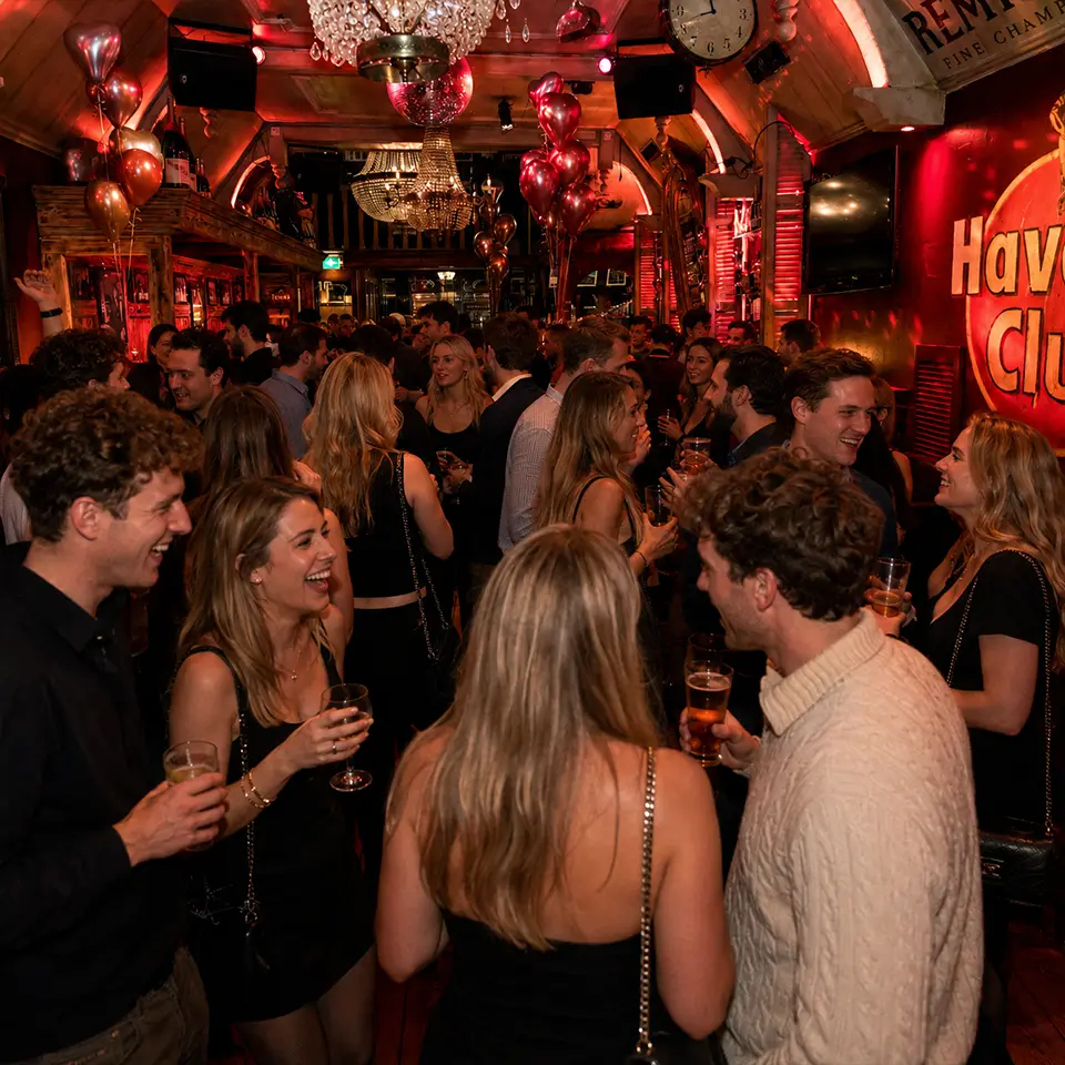 Lachende gasten met drankjes tijdens een besloten feestje bij Café de Heeren in Purmerend