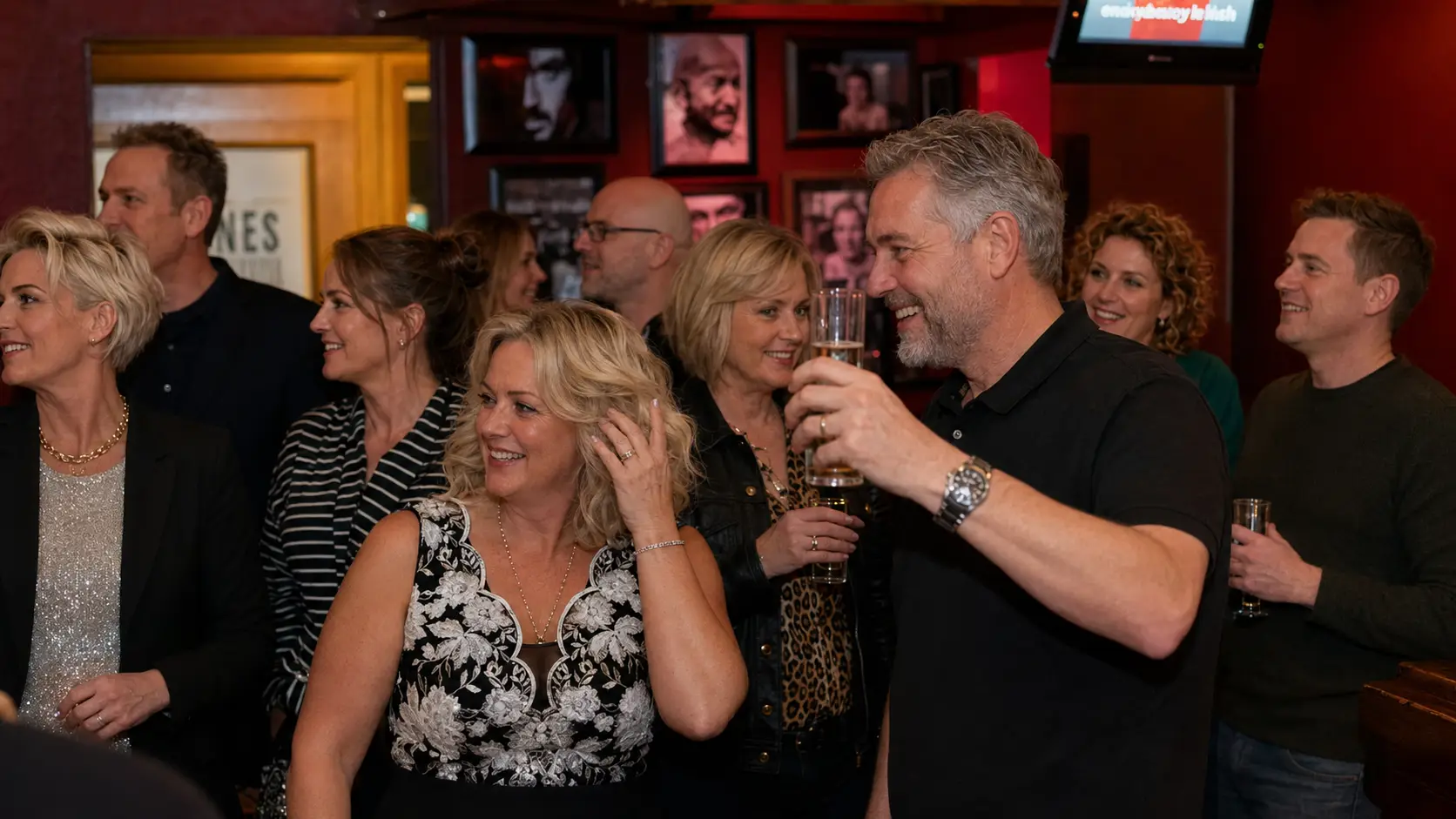 Lachende gasten proosten met een drankje tijdens een feest bij Café de Heeren in Purmerend