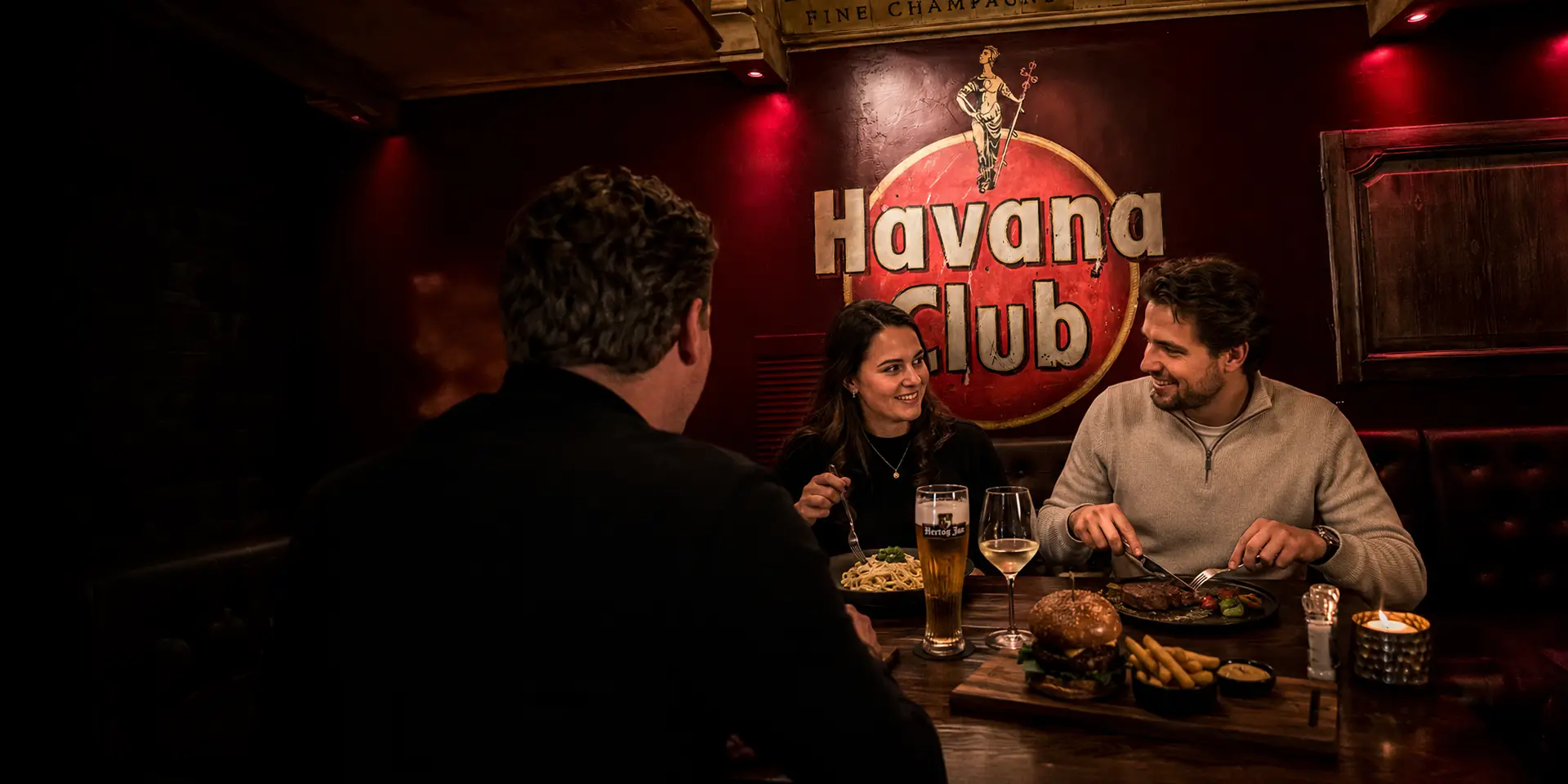 Vrienden genieten van biefstuk, burger en pasta bij Café de Heeren aan de Koemarkt in Purmerend