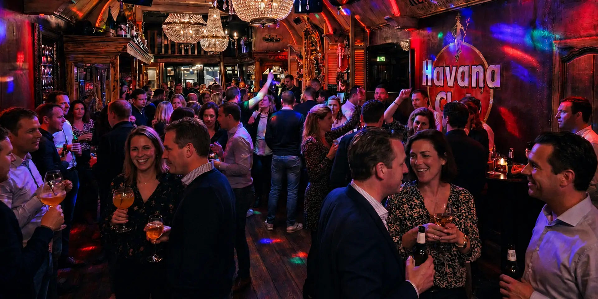 Volle, bruisende zaak vol feestende gasten tijdens een besloten feestje bij Café de Heeren aan de Koemarkt in Purmerend