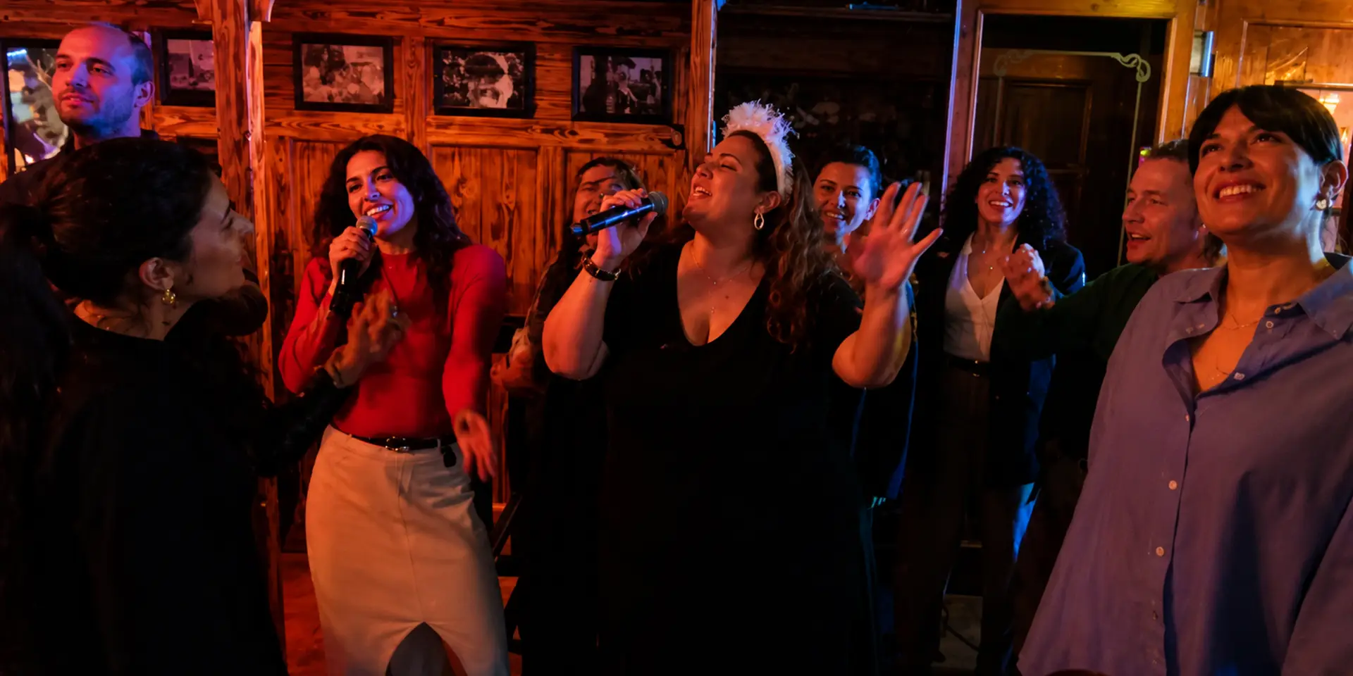 Gasten zingen en dansen tijdens karaoke bij Café de Heeren in Purmerend
