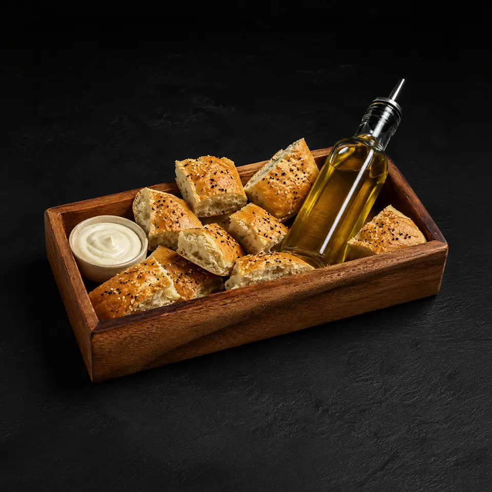 Mandje vers brood met aioli als voorgerecht bij Café de Heeren in Purmerend