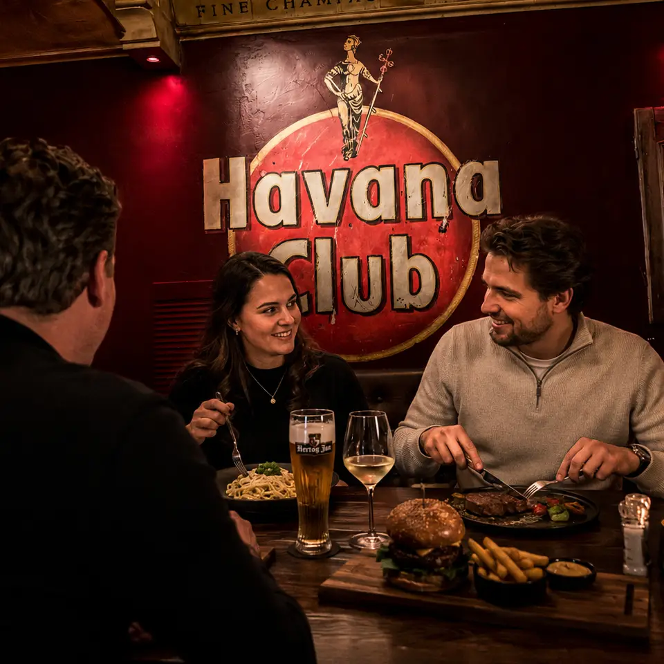 Gasten die gezellig uit eten zijn aan de Koemarkt in Purmerend bij Café de Heeren