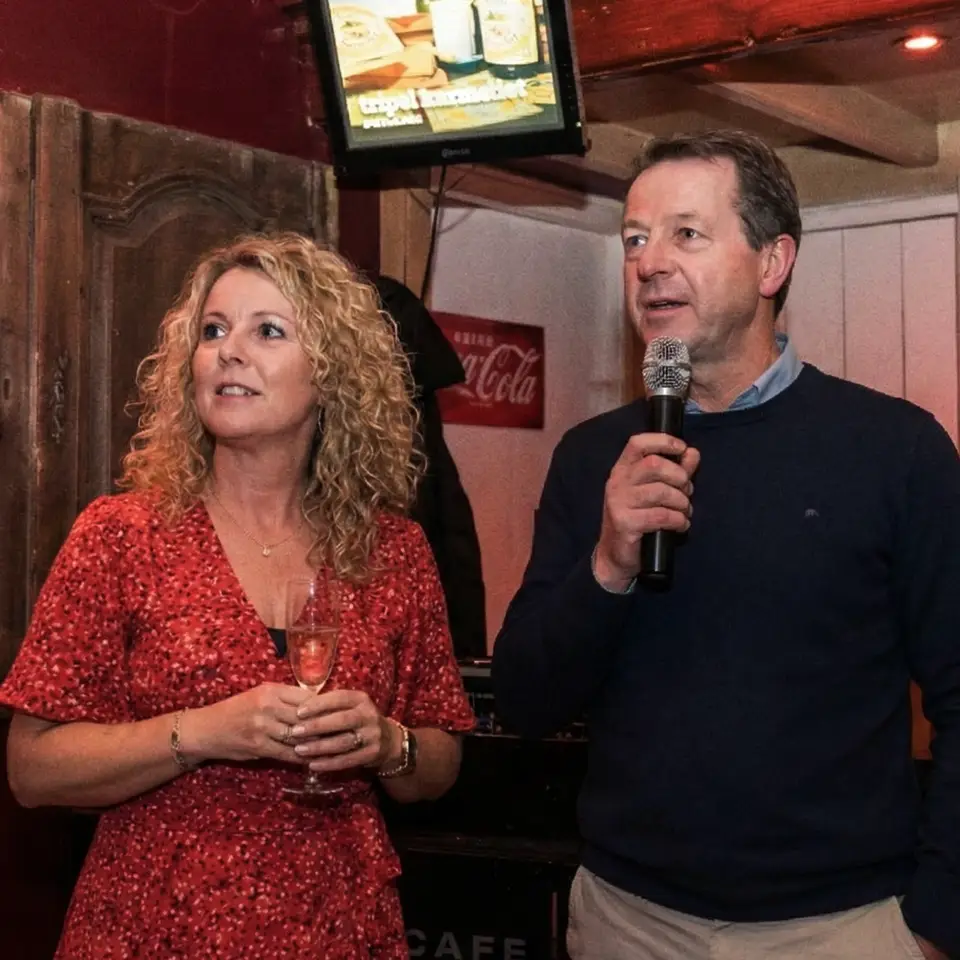 Een gast houdt een toespraak met de microfoon tijdens een pensioenborrel bij Café de Heeren in Purmerend